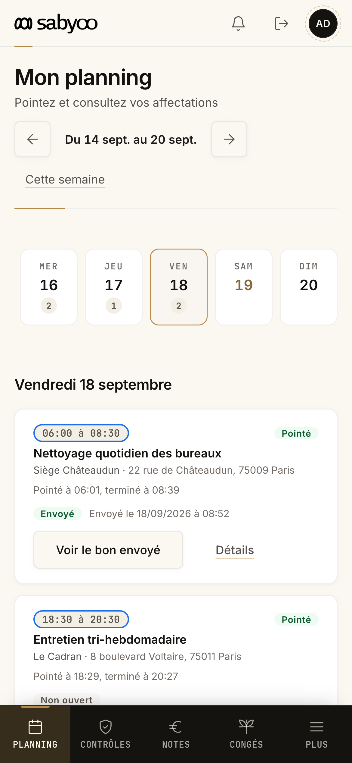 La journée d'un agent terrain, sur son téléphone